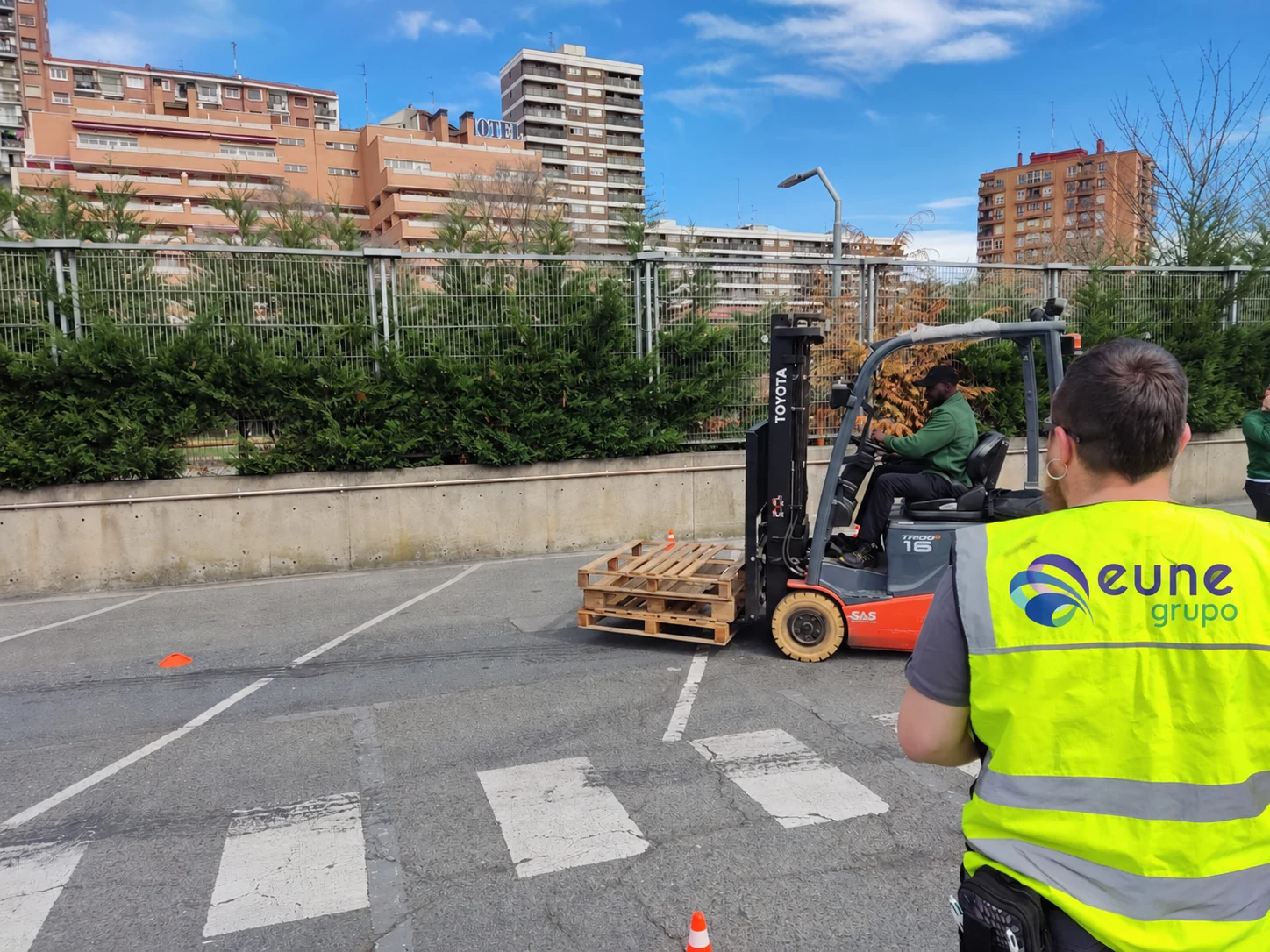 Curso práctico de manejo de carretillas elevadoras con un instructor de Eune supervisando las maniobras