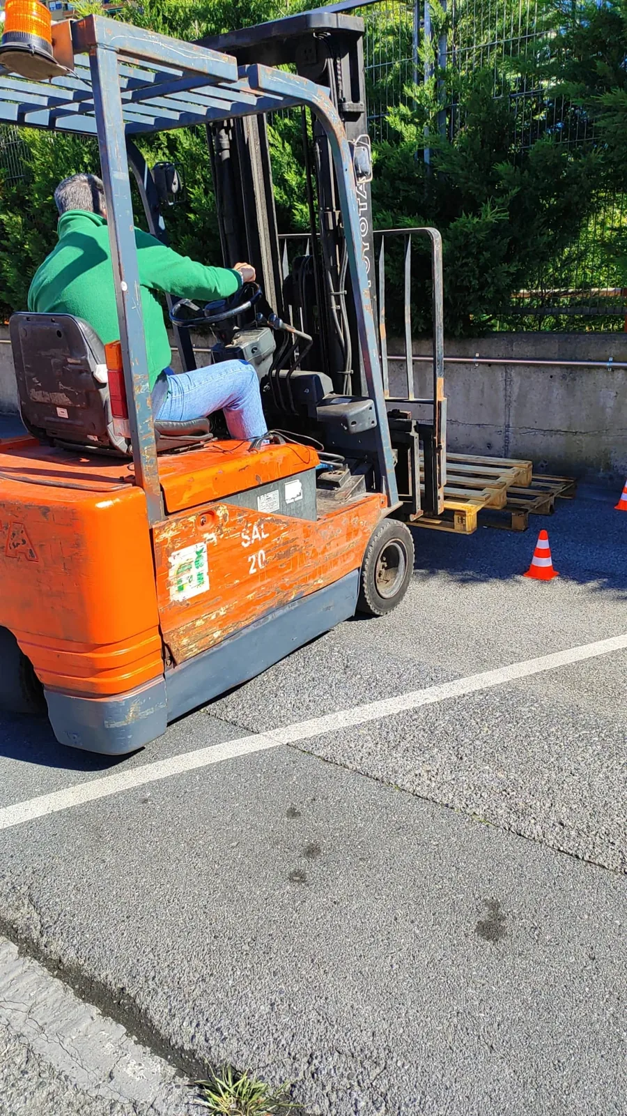 Trabajador realizando una práctica de manejo y aproximación a cargas con carretilla elevadora en Mercabilbao
