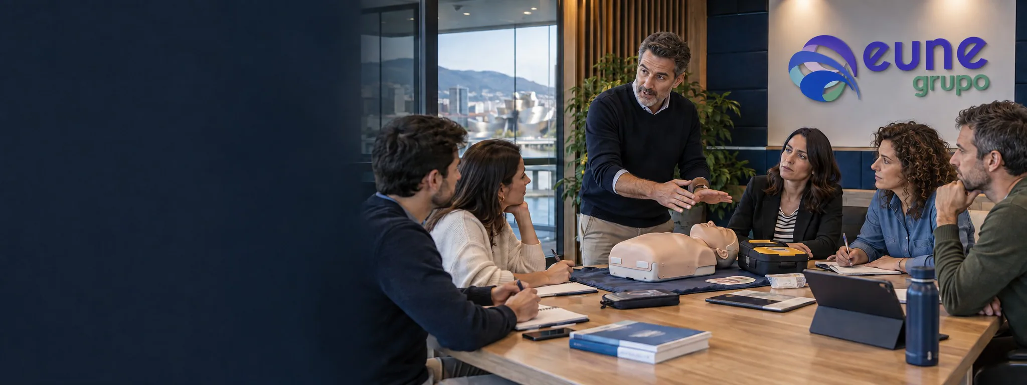 Formador de Eune dirige una práctica de soporte vital con profesionales en un espacio corporativo