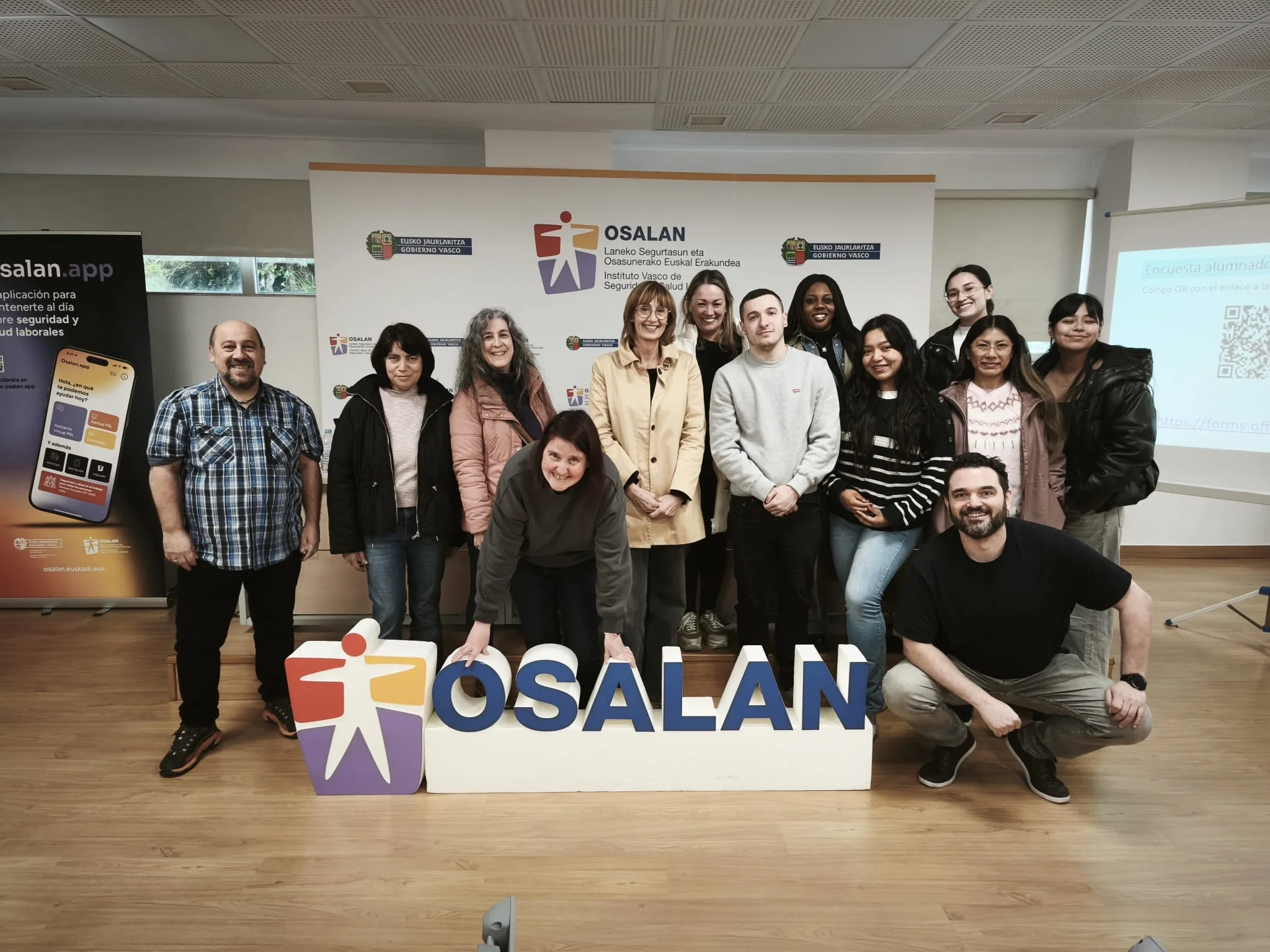 Grupo de participantes del curso básico de prevención de riesgos laborales de 30 horas durante una visita formativa a Osalan